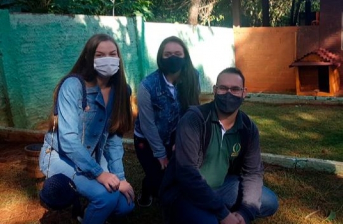 Acadêmicos do Grupo de Estudos de Animais Silvestres da UNIGUAÇU visitam Centro de Falcoaria em Foz do Iguaçu