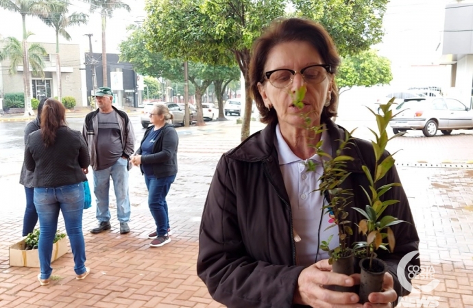ACAF realiza troca de plantas por alimentos em São Miguel do Iguaçu