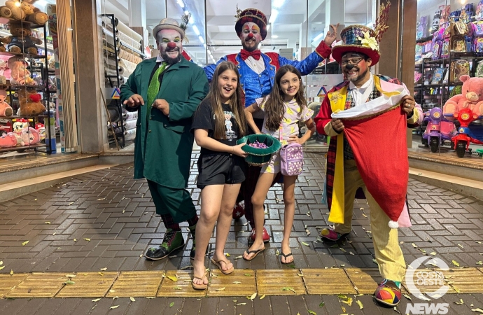 Ação artística anima comércio de São Miguel do Iguaçu em domingo especial de Natal