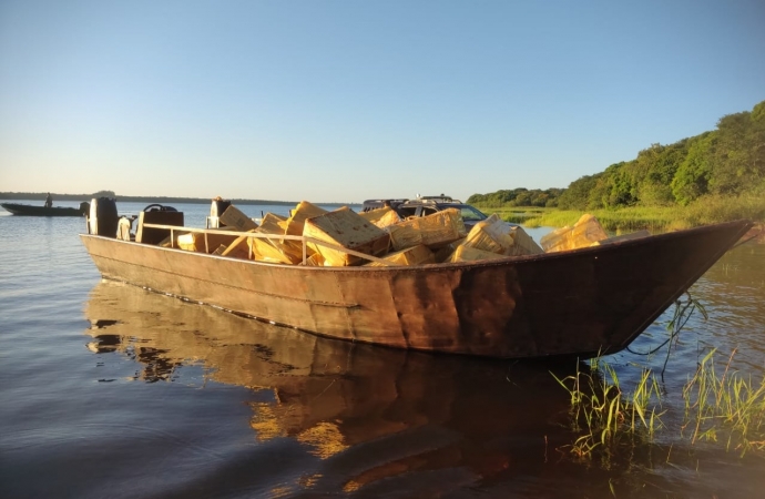 Ação conjunta apreende embarcação com 100 caixas de cigarros estrangeiros contrabandeados no Lago de Itaipu, em Missal