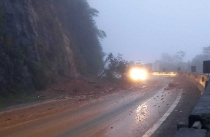 Acidente bloqueia uma faixa da BR-277 na Grande Curitiba