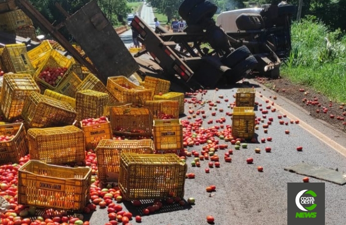 Acidente com caminhão carregado com tomates interdita a PR-495 em Missal