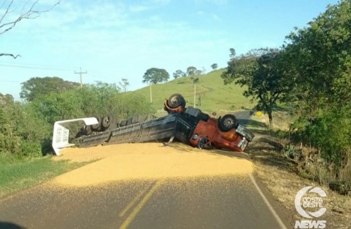 Acidente com caminhão interdita a PR 488 entre Santa Helena e Diamante D