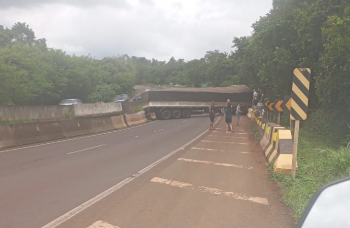 Acidente com caminhão interdita totalmente a BR-277 em Medianeira