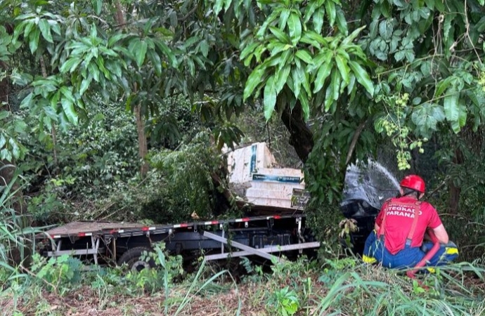 Acidente com caminhão termina em morte na PR-497 em Missal depois de pegar fogo
