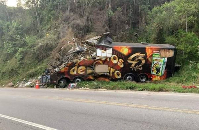Acidente com ônibus da Banda Garotos de Ouro tira a vida do vocalista Airton Machado