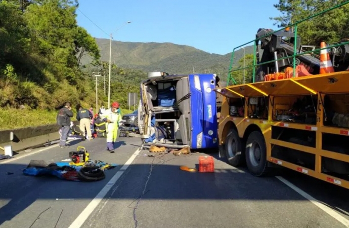 Acidente com ônibus do Umuarama Futsal deixa dois mortos e 10 feridos na BR-376