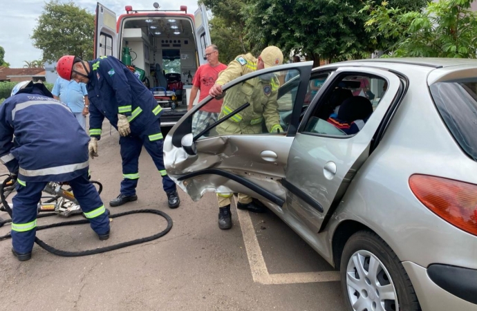 Acidente de trânsito deixa motorista preso às ferragens no centro de Santa Helena