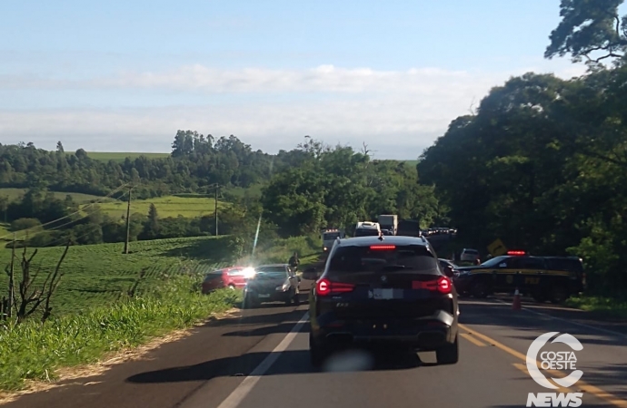 Caminhão carregado de tomate tomba na BR 277 em Matelândia