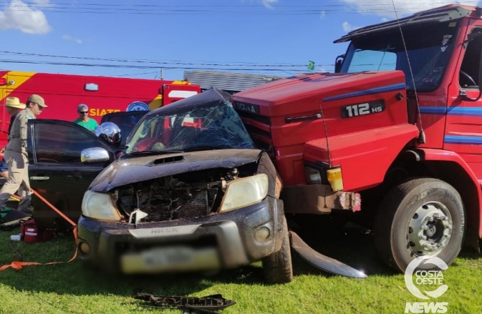 Acidente envolvendo carreta e caminhonete é registrada na BR-277 em São Miguel do Iguaçu