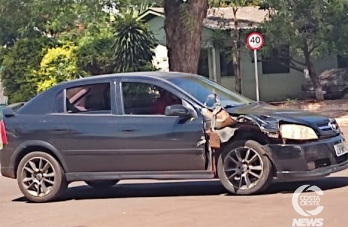 Acidente envolve caminhão e Astra no bairro Baixada Amarela, em Santa Helena