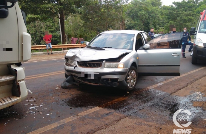 Acidente envolve caminhão e veículo na PR 317, em Santa Helena