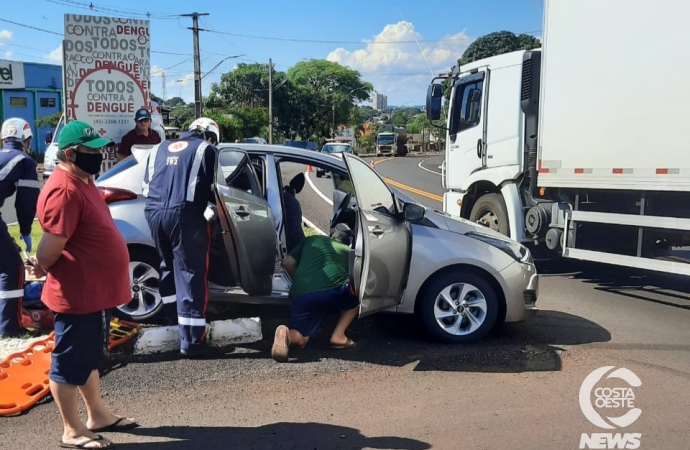 Acidente envolve caminhão e HB20 no trevo de acesso à Santa Helena