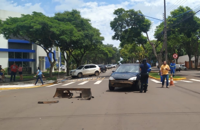 Acidente envolve Hillux e Focus no centro de Santa Helena