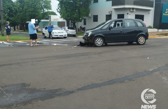 Acidente envolve veículos em cruzamento de avenidas em Santa Helena