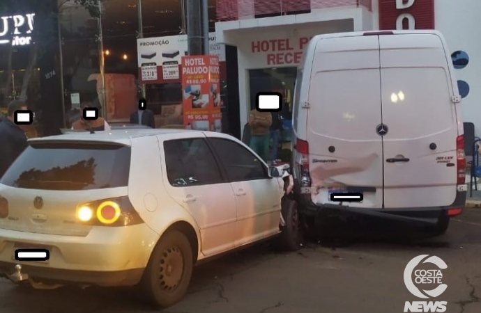 Acidente envolve veículos no centro de Santa Helena