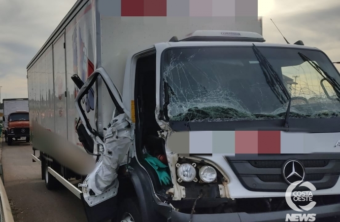 Acidente envolvendo caminhões é registrado na BR-277, em Matelândia