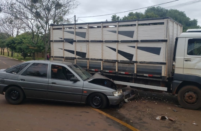 Acidente envolve carro e caminhão em Sub-Sede, distrito de Santa Helena