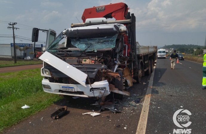 BR 277: Caminhão Mercedes colide com Scania em Medianeira