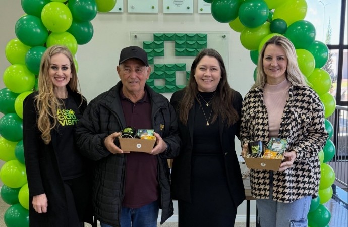 ACISMI recebe no dia do associativismo o prefeito municipal e presidente da Câmara