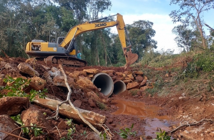 Administração Municipal de Missal está recuperando ponte danificada na Linha Jacutinga