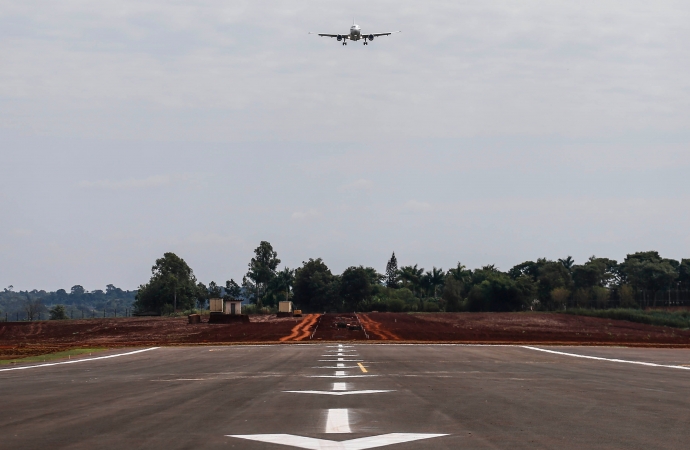 Bolsonaro e Ratinho Junior inauguram a nova pista de pousos e decolagens do Aeroporto de Foz