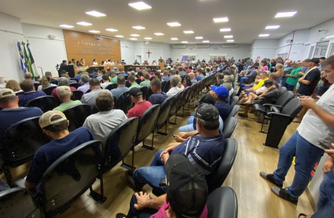 Agricultores lotam Câmara de Vereadores de Santa Helena para debater segurança e demarcação de terras