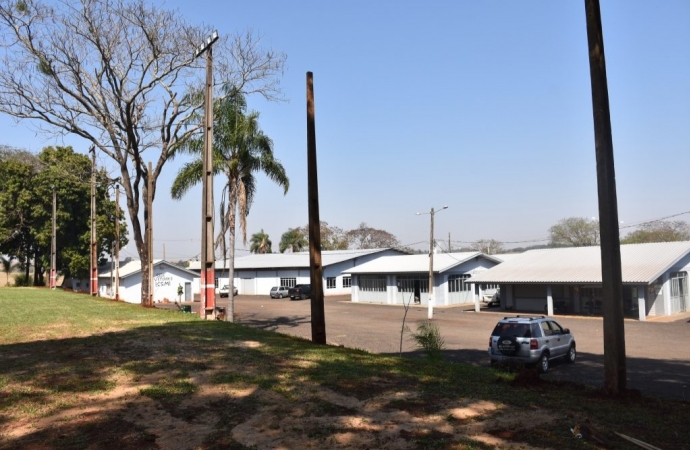 Alambrados são instalados no campo de futebol suiço do Parque de Exposições de São Miguel do Iguaçu