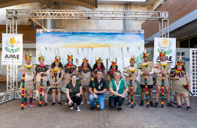 Alunos da APAE apresentam Lenda das Cataratas no Centro de Recepção de Visitantes da Itaipu