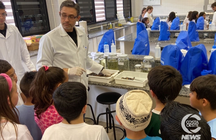 Alunos da Escola Marechal Deodoro em Santa Helena visitam laboratório da UTFPR e conhecem o 