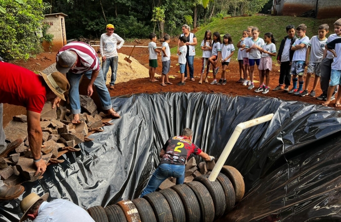 Alunos da Escola Olavo Bilac do Portão Ocoí acompanham construção de fossa ecológica em Missal