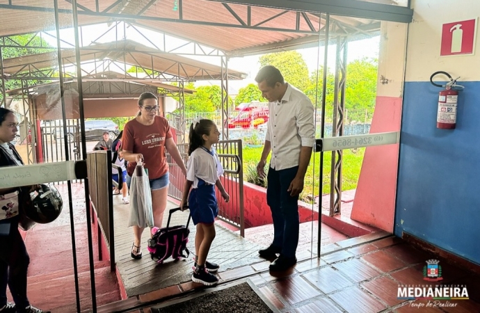 Alunos da rede municipal de ensino voltaram às aulas nesta segunda-feira