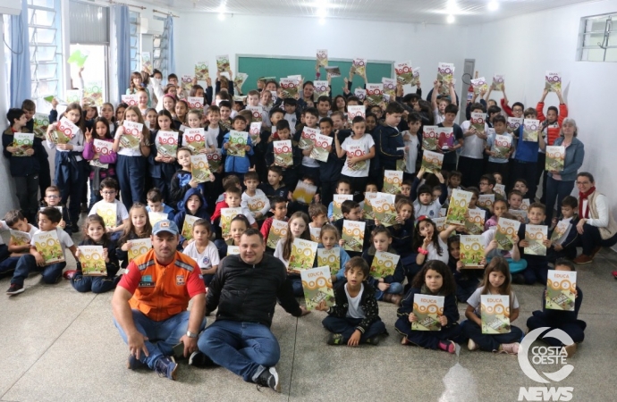 Alunos de Santa Helena participam de palestra e recebem livros do projeto Educa