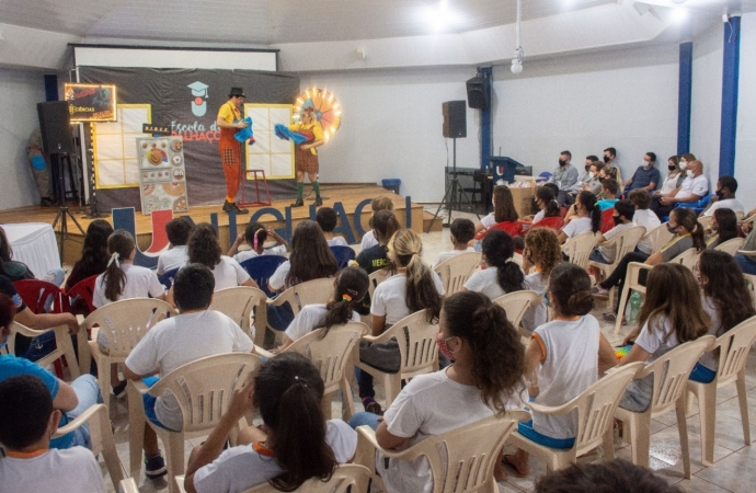 Alunos de São Miguel participam de teatro sobre educação financeira
