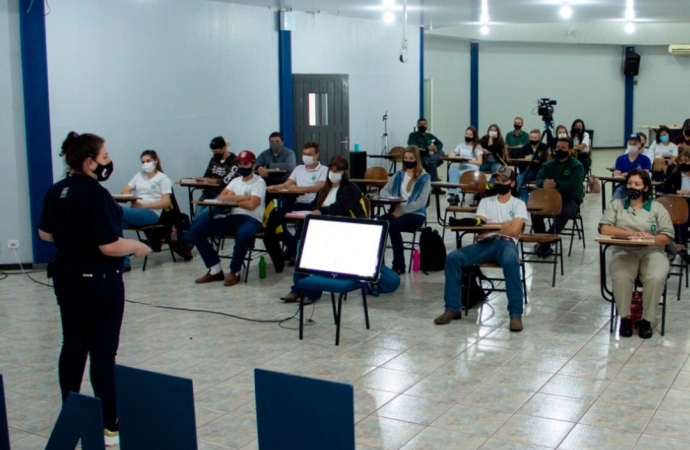 Alunos do Colégio Agrícola de Foz realizam curso de extensão com professoras do curso de Agronomia da UNIGUAÇU