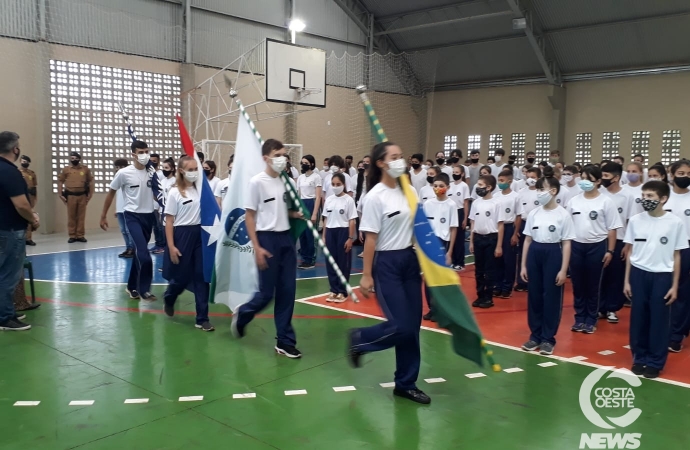 Alunos do Colégio Cívico-Militar Tancredo Neves recebem uniformes