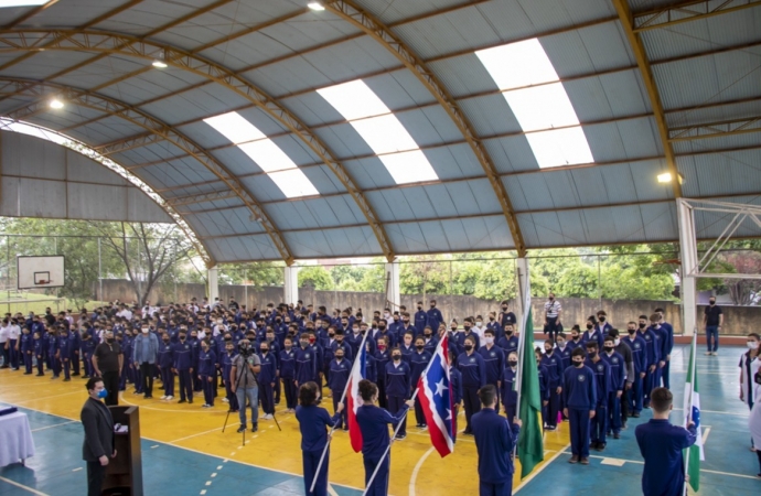 Alunos dos Colégios Cívico-Militares de Medianeira recebem uniformes