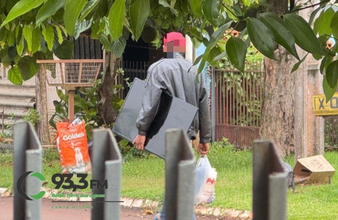 Andando tranquilão pela rua, dupla é presa em Santa Helena com objetos furtados