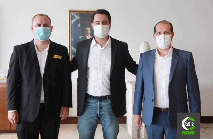 Ao vivo de Curitiba, prefeito Zado fala sobre tratativas para instalação de hospital, infraestrutura e sua agenda para esta quinta-feira (25)