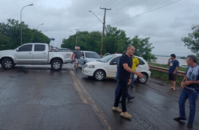 Apoiadores de Bolsonaro fecham a Ponte Ayrton Senna