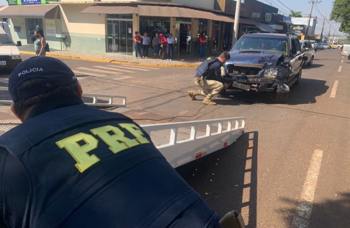 Após bater caminhonete roubada em fuga, homem é preso pela PRF