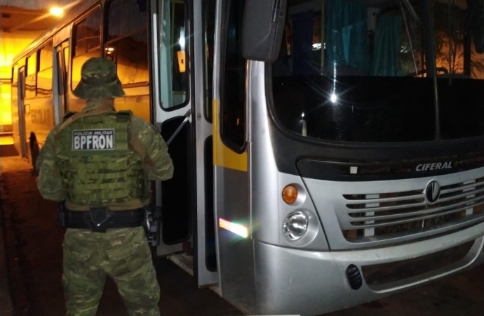 Após confronto, policiais apreendem em Santa Helena ônibus e cigarros