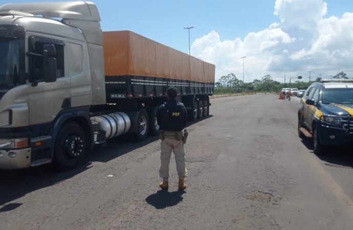 Após fuga, PRF apreende carreta carregada de cigarros em Guaíra