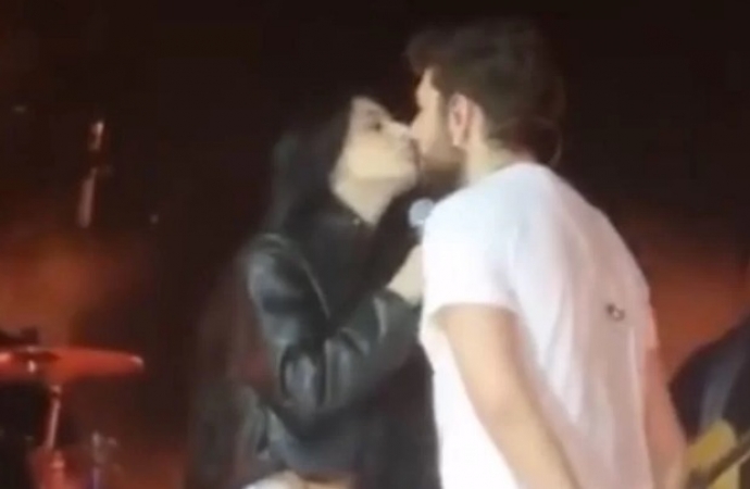 Após meses de relacionamento sem rótulo, Gustavo Mioto beija Castela em show