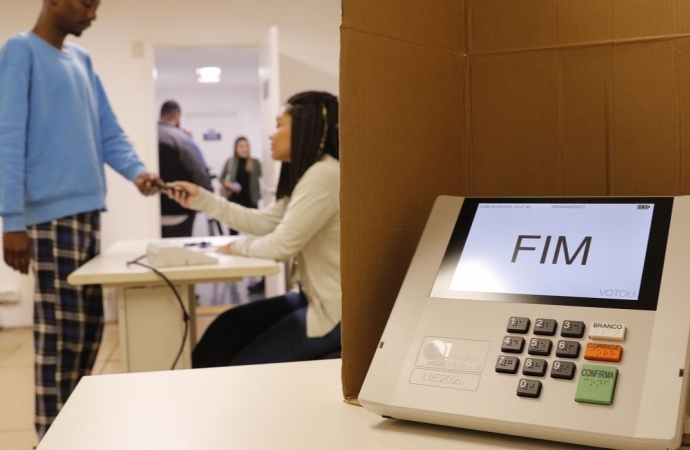 Após nove horas, votação termina em todo o país
