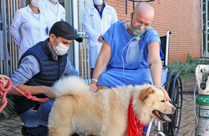 Após pedido especial, paciente em cuidado paliativo recebe visita de cachorrinha de estimação
