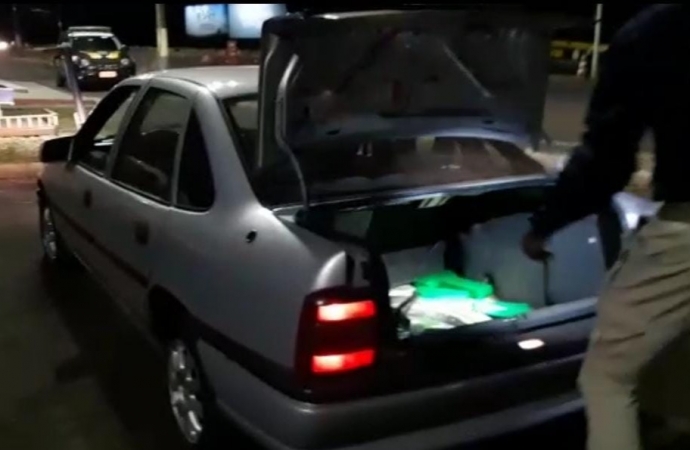 Após perseguição PRF apreende carro com placas de Matelândia carregado com maconha na BR-277