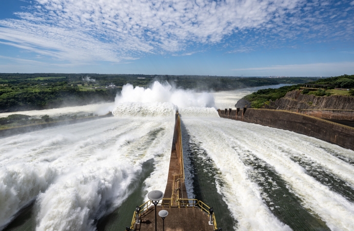 Após sete anos, usina de Itaipu abre duas calhas do vertedouro