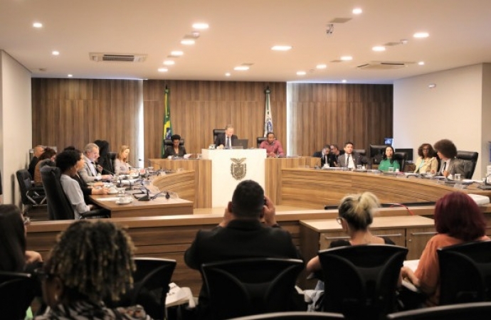 Assembleia debate políticas migratórias e xenofobia no Paraná
