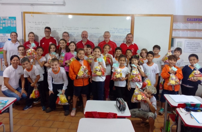 Associação Coração Valente entrega presentes de Páscoa para alunos da rede municipal de ensino